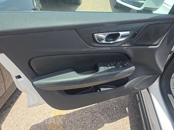 2025 Volvo V60 Cross Country Plus – miniatura 9