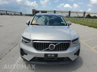 2025 Volvo XC40 B5 Core Bright Theme – miniatura 2