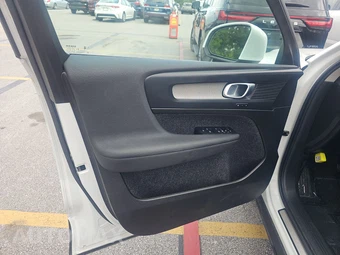 2025 Volvo XC40 B5 Core Bright Theme – miniatura 9