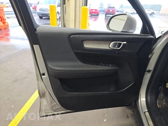 2025 Volvo XC40 B5 Plus Bright Theme - miniatura 9
