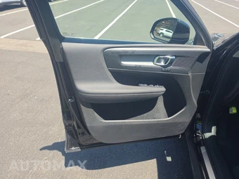 2025 Volvo XC40 B5 Plus Bright Theme - miniatura 9