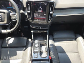 2025 Volvo XC40 B5 Plus Bright Theme – miniatura 11