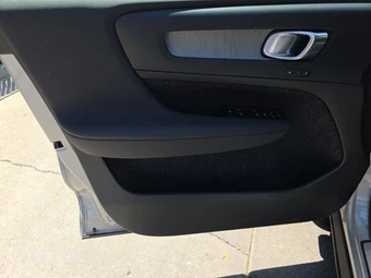 2025 Volvo XC40 B5 Plus Bright Theme – miniatura 9