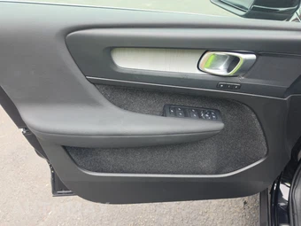 2025 Volvo XC40 B5 Plus Bright Theme – miniatura 9