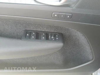 2025 Volvo XC40 B5 Plus Bright Theme – miniatura 10