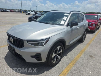 2025 Volvo XC40 B5 Plus Dark Theme