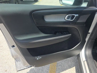 2025 Volvo XC40 B5 Plus Dark Theme – miniatura 9
