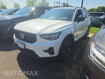 2025 Volvo XC40 B5 Plus Dark Theme