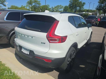 2025 Volvo XC40 B5 Plus Dark Theme - miniatura 3