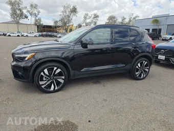 2025 Volvo XC40 B5 Plus Dark Theme