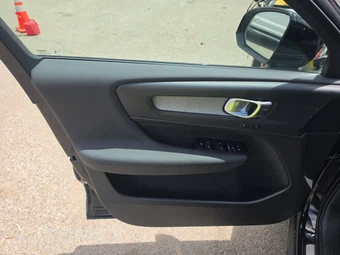 2025 Volvo XC40 B5 Plus Dark Theme – miniatura 9