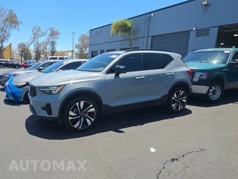 2025 Volvo XC40 B5 Ultra Dark Theme