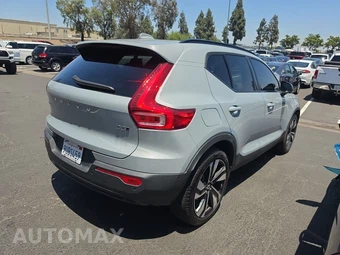 2025 Volvo XC40 B5 Ultra Dark Theme - miniatura 4