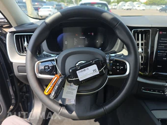 2025 Volvo XC60 B5 Plus - miniatura 10