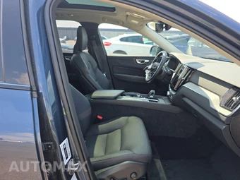2025 Volvo XC60 B5 Plus - miniatura 8