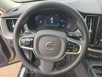 2025 Volvo XC60 B5 Plus – miniatura 10
