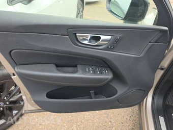 2025 Volvo XC60 B5 Plus – miniatura 9