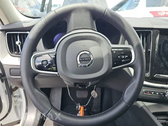 2025 Volvo XC60 B5 Plus – miniatura 10