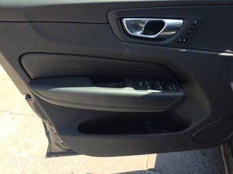 2025 Volvo XC60 B5 Plus – miniatura 9