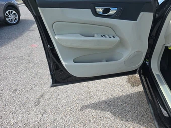 2025 Volvo XC60 Plug-In Hybrid T8 Plus - miniatura 9