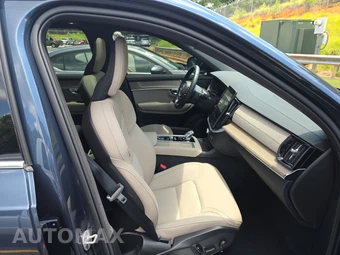 2025 Volvo XC90 Core 7-Passenger – miniatura 8