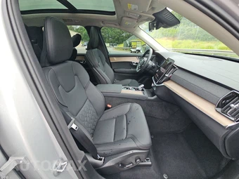 2025 Volvo XC90 Core 7-Passenger – miniatura 8