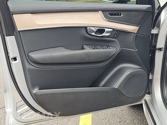 2025 Volvo XC90 Core 7-Passenger – miniatura 9