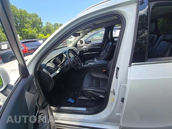 2025 Volvo XC90 Core 7-Passenger – miniatura 6