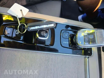 2025 Volvo XC90 Plus 7-Passenger – miniatura 8