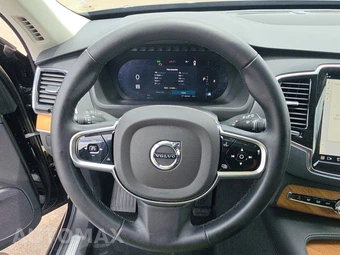 2025 Volvo XC90 Plus 7-Passenger – miniatura 10