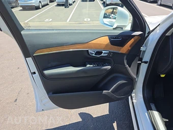 2025 Volvo XC90 Plus 7-Passenger – miniatura 9