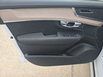 2025 Volvo XC90 Plus 7-Passenger – miniatura 9