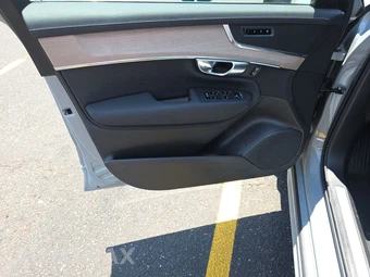 2025 Volvo XC90 Plus 7-Passenger – miniatura 9