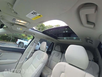 2025 Volvo XC90 Plus 7-Passenger – miniatura 8