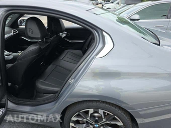 2026 BMW 3 Series Sedan 330i xDrive NA - miniatura 10