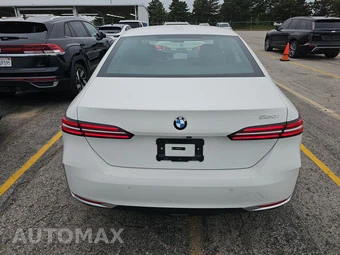 2026 BMW 5 Series Sedan 530i - miniatura 5