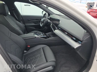 2026 BMW 5 Series Sedan 530i xDrive M SPORT LINE - miniatura 14
