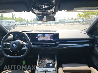 2026 BMW 5 Series Sedan 530i xDrive - miniatura 17