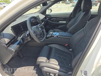 2026 BMW 5 Series Sedan 530i xDrive - miniatura 12