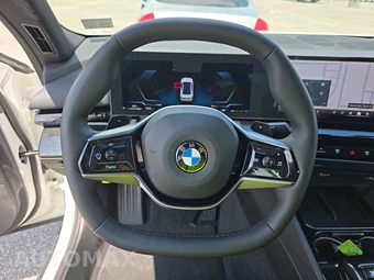 2026 BMW 5 Series Sedan 530i xDrive - miniatura 15