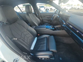 2026 BMW 5 Series Sedan 530i xDrive - miniatura 8