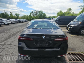 2026 BMW 5 Series Sedan 530i xDrive - miniatura 5