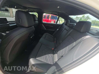 2026 BMW 5 Series Sedan 530i xDrive - miniatura 13