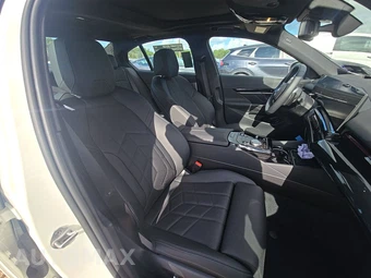 2026 BMW 5 Series Sedan 530i xDrive - miniatura 8