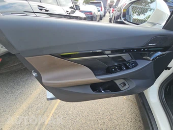 2026 BMW 5 Series Sedan 530i xDrive - miniatura 9