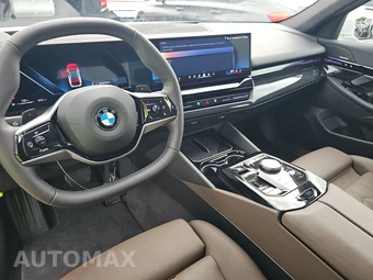 2026 BMW 5 Series Sedan 530i xDrive - miniatura 11
