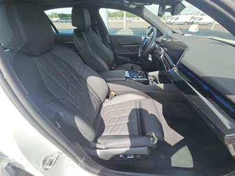 2026 BMW 5 Series Sedan 530i xDrive - miniatura 8