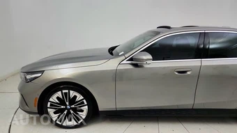 2026 BMW 5 Series Sedan 540i xDrive - miniatura 23
