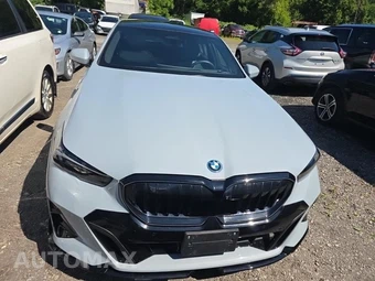 2026 BMW 5 Series Sedan 550e xDrive - miniatura 2