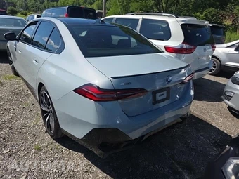 2026 BMW 5 Series Sedan 550e xDrive - miniatura 6